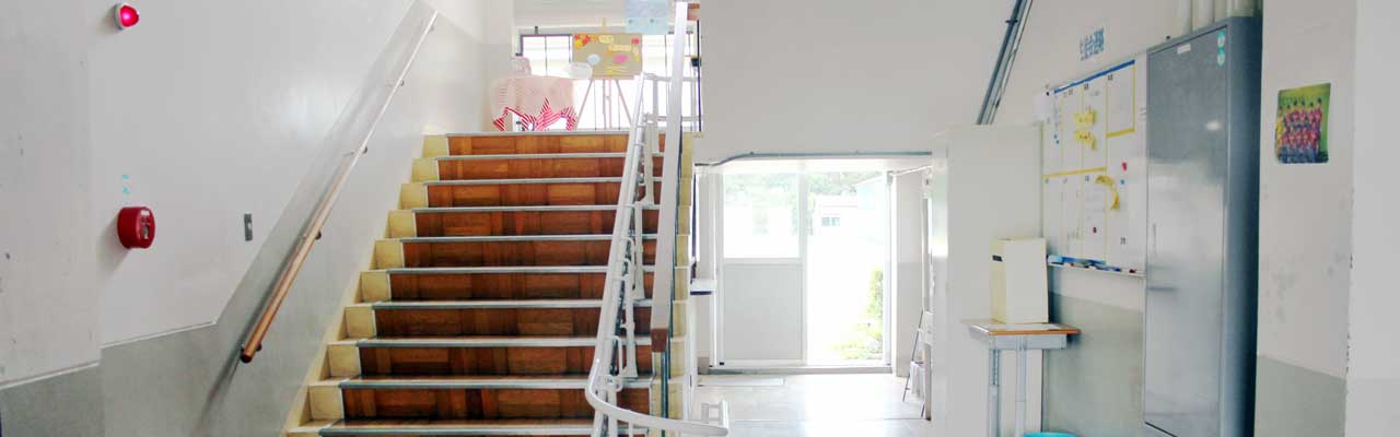 加茂中学校 階段