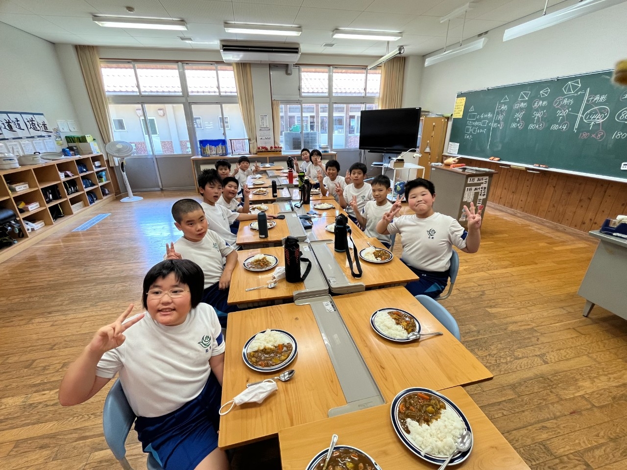 カレーライスづくりに挑戦しました（5年生）