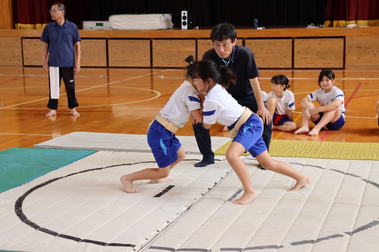 相撲講習会を行いました（３～６年生）