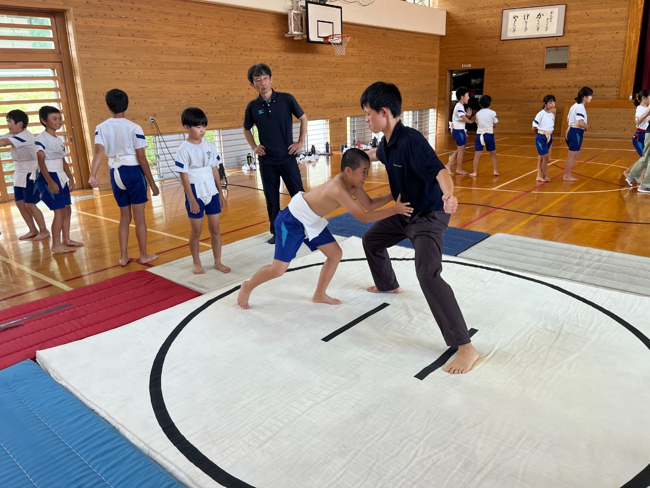 相撲講習会を行いました（３～６年生）