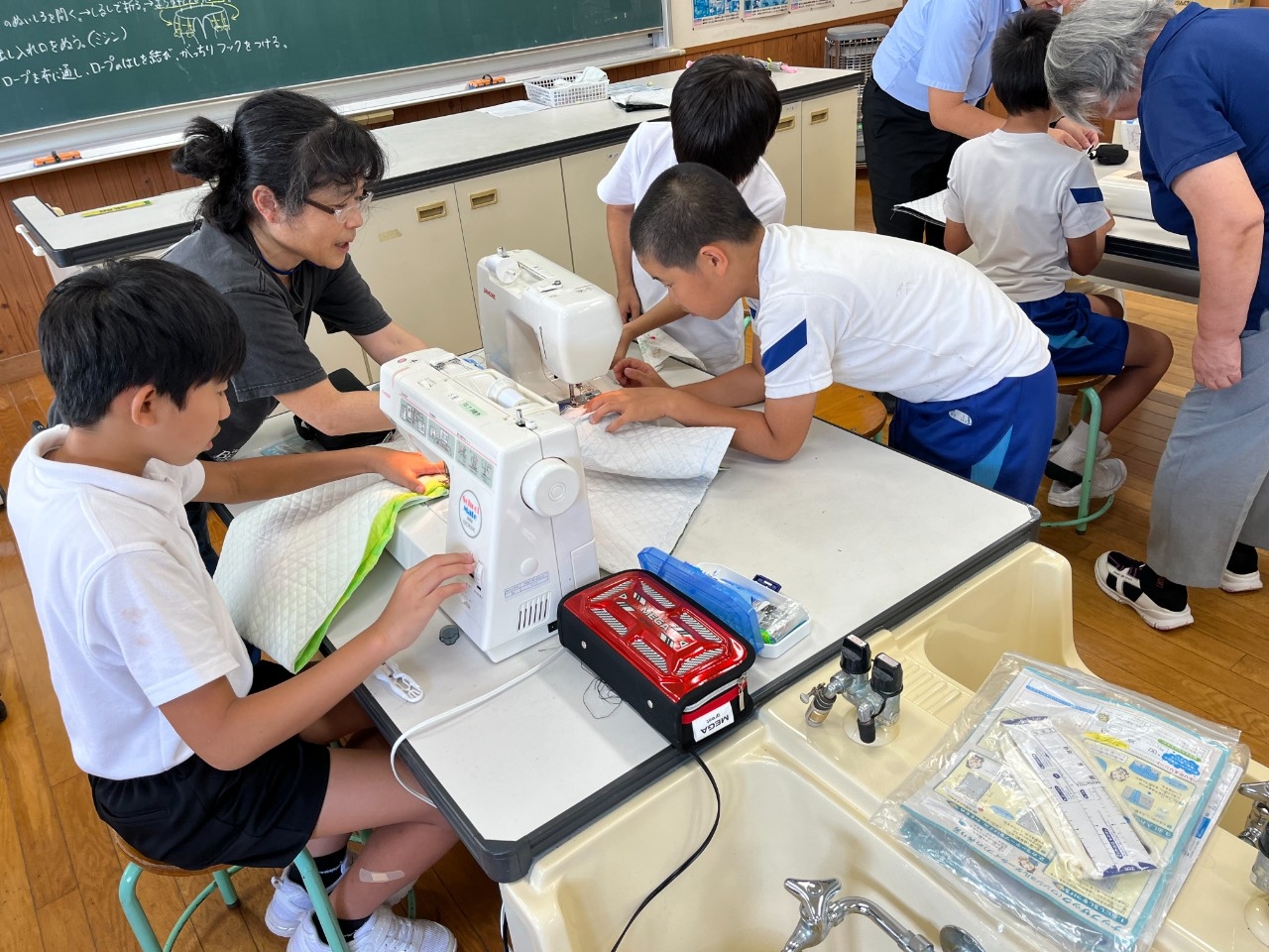 ミシンボランティアの皆さんにお世話になりました（６年生）