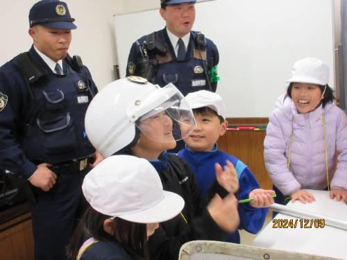 町探検（広域交番・郵便局）に行きました（２年生）