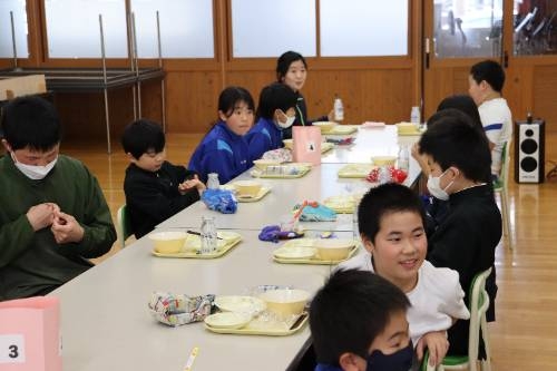 縦割り班給食を行いました（赤組）