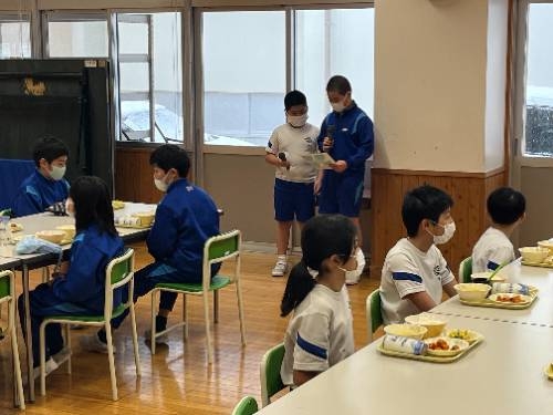 縦割り班給食を行いました（青組）