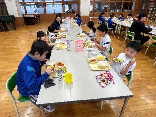 縦割り班給食を行いました（青組）