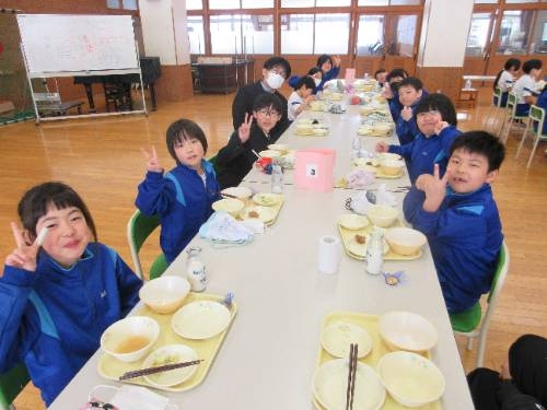 縦割り班給食を行いました（黄組）