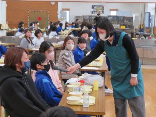 ６年生と保護者の方の給食試食会を行いました