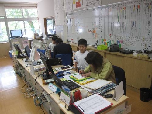１年生が先生のサイン集めです