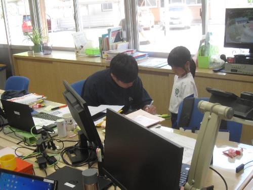 １年生が先生のサイン集めです