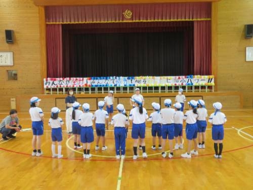 運動会へ、色別練習熱気を帯びてきています