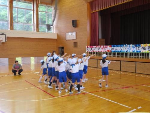 運動会へ、色別練習熱気を帯びてきています