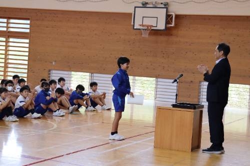 前期終了の集会と通知表渡し