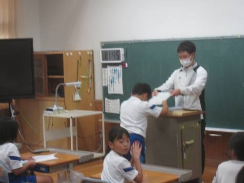 前期終了の集会と通知表渡し