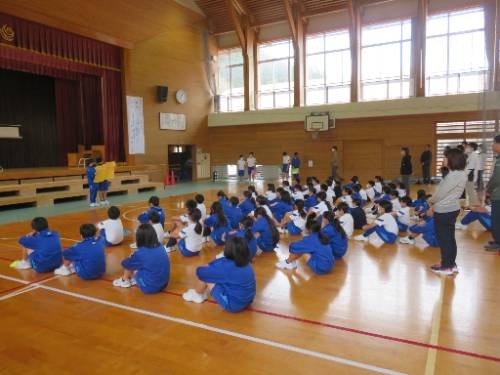 児童集会　後期の委員会活動発表をしました