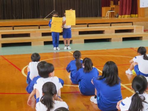 児童集会　後期の委員会活動発表をしました