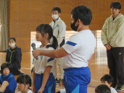 児童集会　後期の委員会活動発表をしました