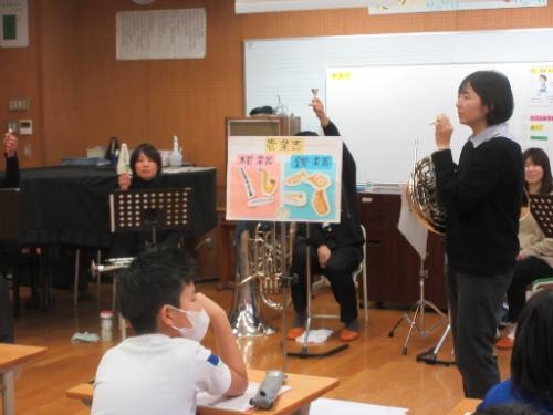 ３年生金管楽器体験授業をしました