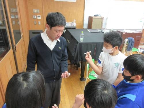 ３年生金管楽器体験授業をしました