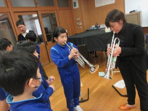 ３年生金管楽器体験授業をしました