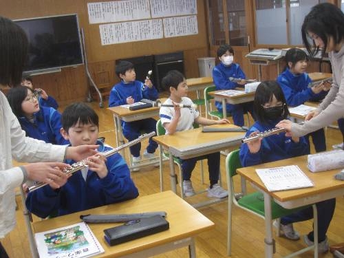 ４年生が木管楽器体験授業を受けました