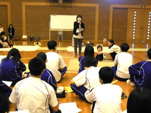 ２年生が『児童福祉学習』に取り組みました（11/6）