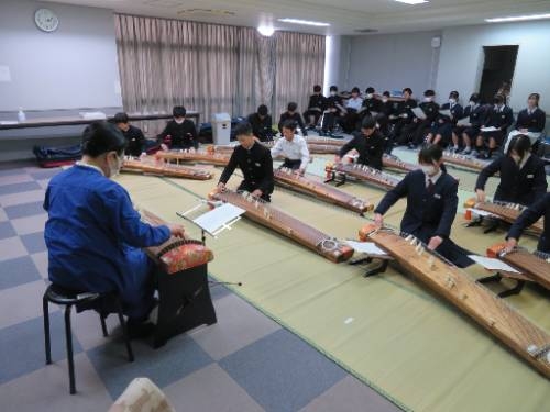 １年音楽で「箏教室」を行いました（1/21～22）