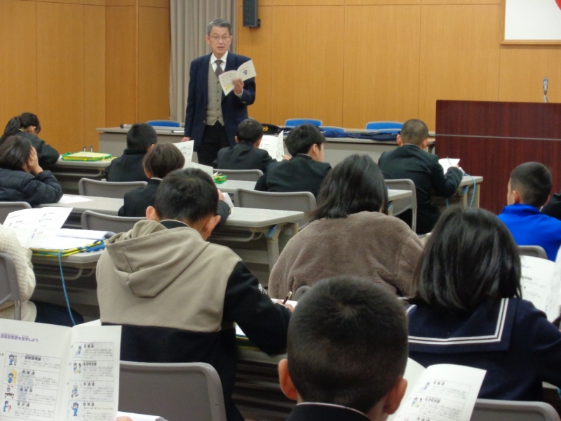 １２月１７日（火）中学年警察署見学