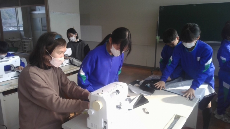 ミシンを使ってエプロンづくり